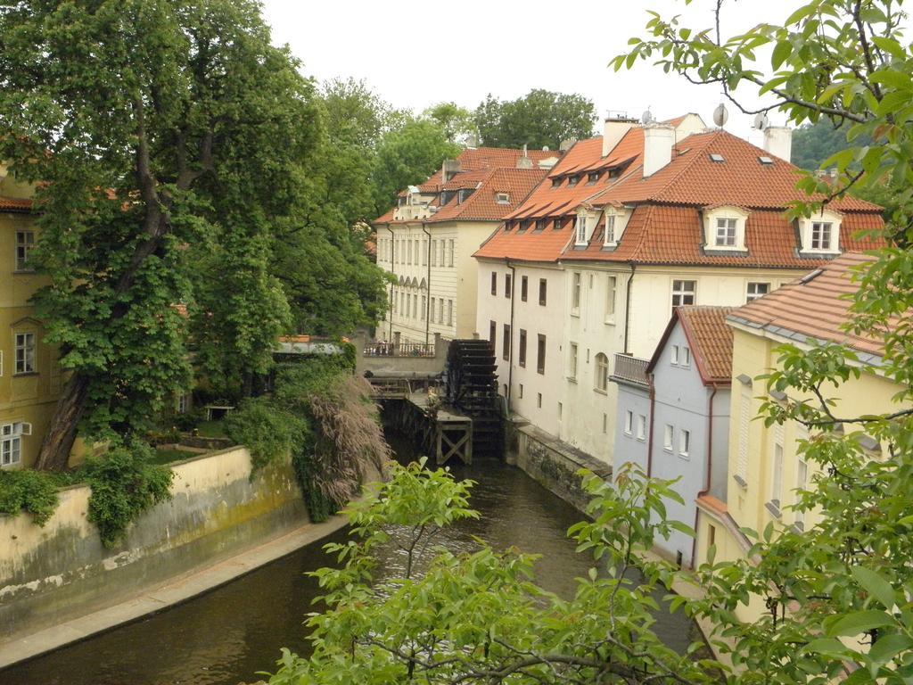 Apartment Dum U Cerneho Beranka Praag Kamer foto