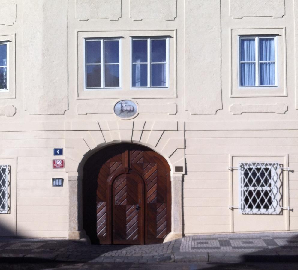Apartment Dum U Cerneho Beranka Praag Buitenkant foto